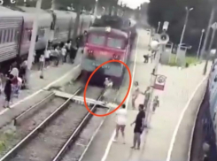 Мужчина с двухлетним ребенком на руках попал под поезд - опубликовано видео