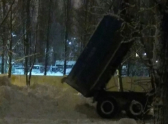 В Воронеже неизвестные грузовики сваливают снег во дворы домов 