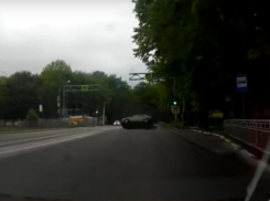 В Воронеже иномарка сделала двойное сальто на ровном месте - инцидент попал на видео
