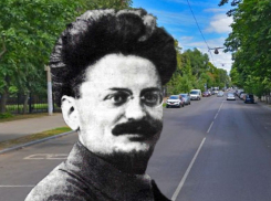 «Демон революции» Троцкий командовал военным парадом на улице в Воронеже 