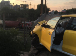Зависшее над пропастью разбитое такси живописно сняли в Воронеже