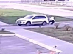 Водитель иномарки наехал на женщину с коляской в Воронеже – опубликовано видео