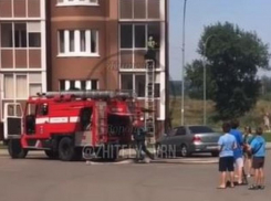 Десятерых воронежцев спасли из загоревшейся квартиры в Воронеже