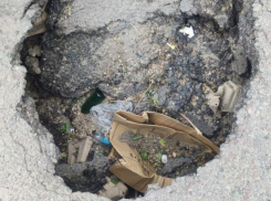 Глубокая яма в центре Воронежа смущает горожан