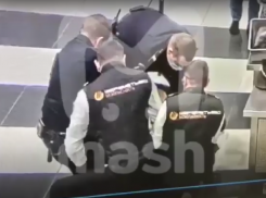 Драка пьяного дебошира из Воронежа, охранников и полицейских Шереметьево попала на видео 