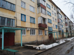 В воронежской многоэтажке хорошую кровлю коммунальщики заменили на клеенку