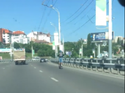 Мужчина на самокате проехался в потоке на скорости 70 км/ч в Воронеже