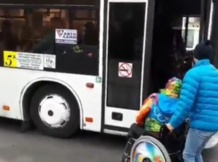 Унизительное отношение маршрутчика к инвалиду сняли в Воронеже