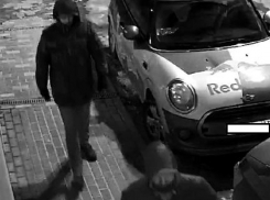 Лица мужчин, возможно причастных к поджогу машины профессора, попали на камеру в Воронеже 