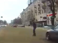 На видео попало, как автомобиль едва не отправил на тот свет пьяного пешехода в Воронеже