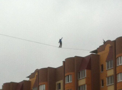 В Воронеже мужчина гулял по канату на высоте 35 метров