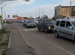 Хронический затор перед мостом в Семилуках воронежцы сняли на видео