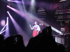 Монеточка назвала поцелуй Якубовича «сладким» на концерте в Воронеже