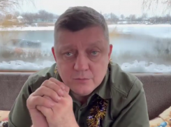 «Давайте попробуем быть счастливыми»: Олег Пахолков поздравил читателей с наступающим Новым годом