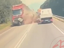 Момент страшного массового ДТП с двумя погибшими попал на видео в Воронежской области