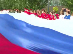 Гигантский триколор в честь Дня флага развернули на Придаченской дамбе в Воронеже