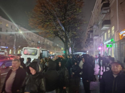 Гигантскую толпу людей в ожидании автобуса показали на остановке в центре Воронежа