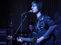 Музыканты группы «Магелланово Облако» влюбились в воронежского котенка с улицы Лизюкова