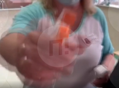 Медик распылила спирт в глаза девушке за съемку видео в воронежском онкодиспансере