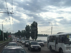 Пробка длиною в утро из-за срезанного асфальта образовалась на воронежском мосту
