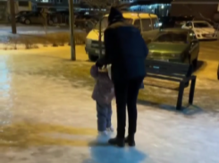 Единственный плюс от повсеместного катка показали на видео в Воронеже 
