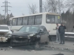 Как разворотило иномарки после массового ДТП с автобусом, показали в Воронеже 