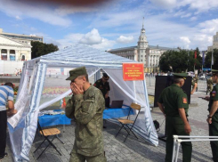 На площади Ленина у бронеавтомобиля «Тигр» воронежцев забирают на военную службу