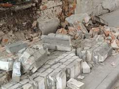 Рядом с детским садом рухнула стена в Воронеже