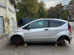 У студентки сняли колёса с иномарки на 20 тысяч в Воронеже
