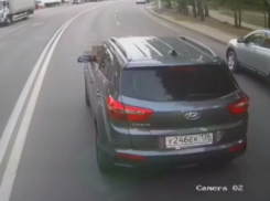 Женская месть с неприличным жестом попала на видео в Воронеже