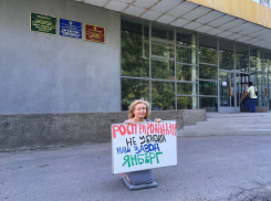 Уборщица «Янберга» ради спасения завода встала на колени под окнами Росприроднадзора 