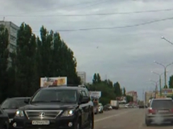 Элитный внедорожник с московскими номерами устроил в Воронеже гонки по «встречке»