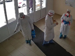 Воронежскую многоэтажку обработали хлоркой от коронавируса 