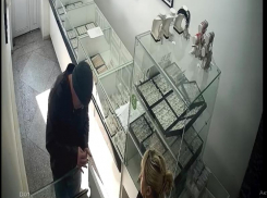 Мужчина ограбил ювелирный магазин в Воронежской области