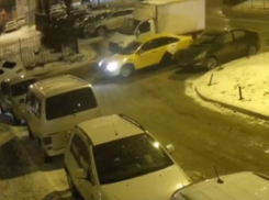 Таксист протаранил припаркованный автомобиль в воронежском дворе 