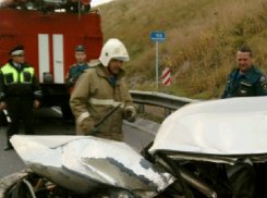 ДТП в Воронежской области: «ВАЗ» на встречке врезался в грузовик, а затем в иномарку