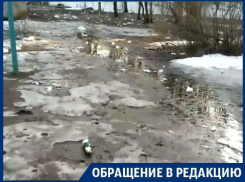 На юго-западе Воронежа дети гуляют во дворе, превратившемся в свалку