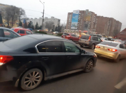 Многокилометровые пробки остановили движение в Воронеже
