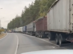 На опасное столпотворение фур пожаловались воронежцы
