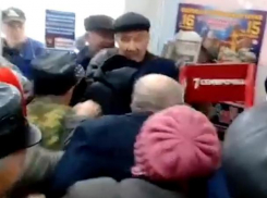 Массовая драка воронежских пенсионеров за бесплатные газеты попала на видео