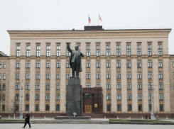 Иностранцам, которые будут убирать у здания облправительства, теперь не обязательно знать русский