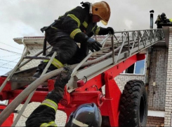 Появились видео и фото спасения людей из горящего пансионата в Воронеже