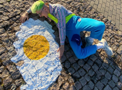 Разозливший мэрию уличный художник посвятил новую работу аномальной жаре в Воронеже