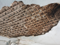 «Каждый день боимся выходить из квартиры»: воронежцы живут под обрушающейся крышей