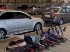 Нападение на самокаты попало на видео в центре Воронежа