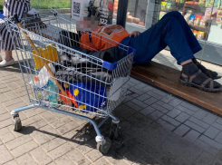 «Противно»: популярная воронежская остановка превратилась в  ночлежку  