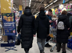  Испытание очередями: предновогодний ажиотаж захлестнул воронежские магазины