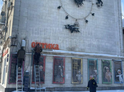 Самовольную «Оптику» демонтировали у воронежского театра 