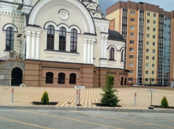 Парковочные места для священников с номерами «ААА» и «АМР» у храма в Воронеже возмутили горожан