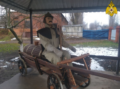 Огнеборца, собранного из подручных средств, заметили в пожарной части под Воронежем